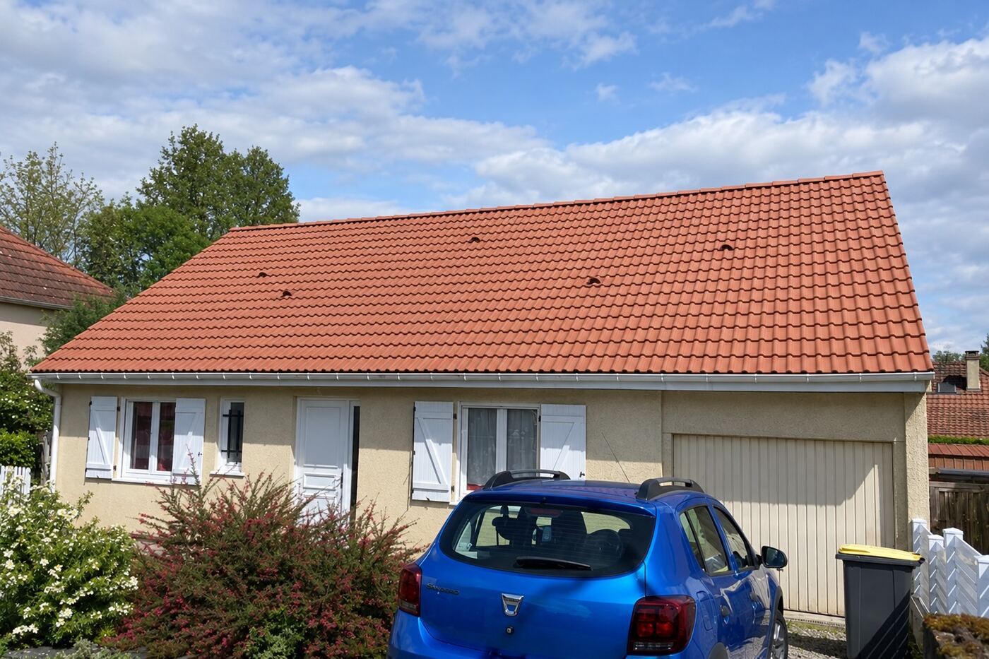 Après rénovation : pavillon avec garage : toiture moussue, puis rénovée