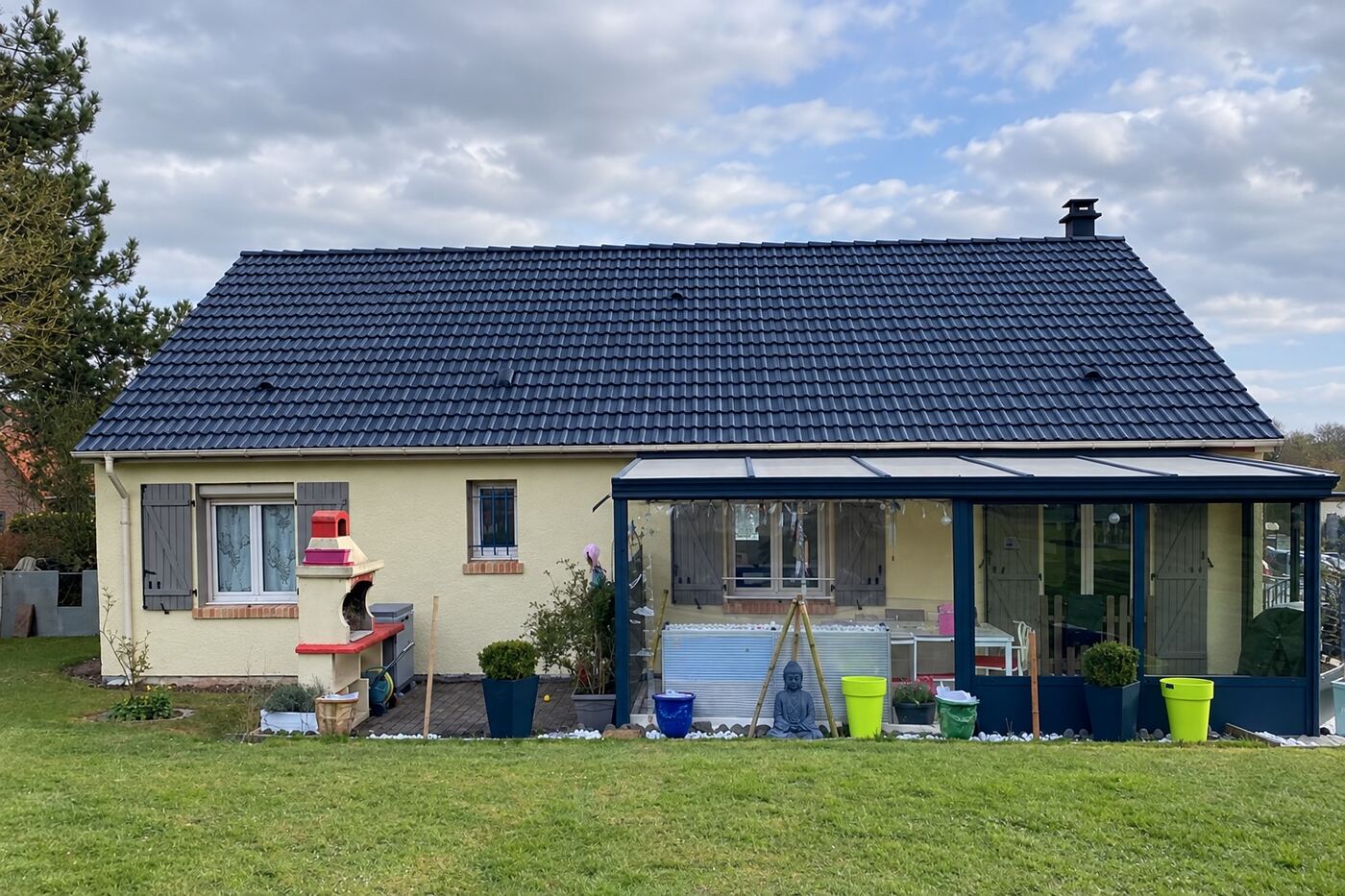 Après rénovation : maison avec véranda : passage à une teinte ardoise