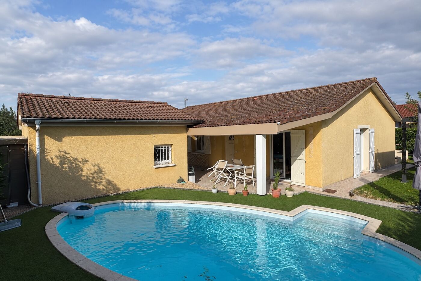 Avant traitement : maison de plain-pied en tuiles béton : du brun délavé au rouge
