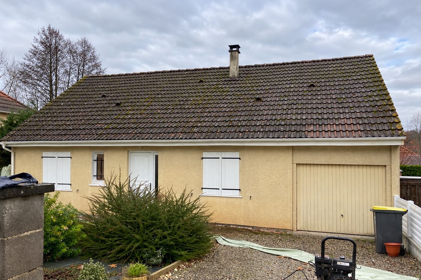 Avant traitement : pavillon avec garage : toiture moussue, puis rénovée
