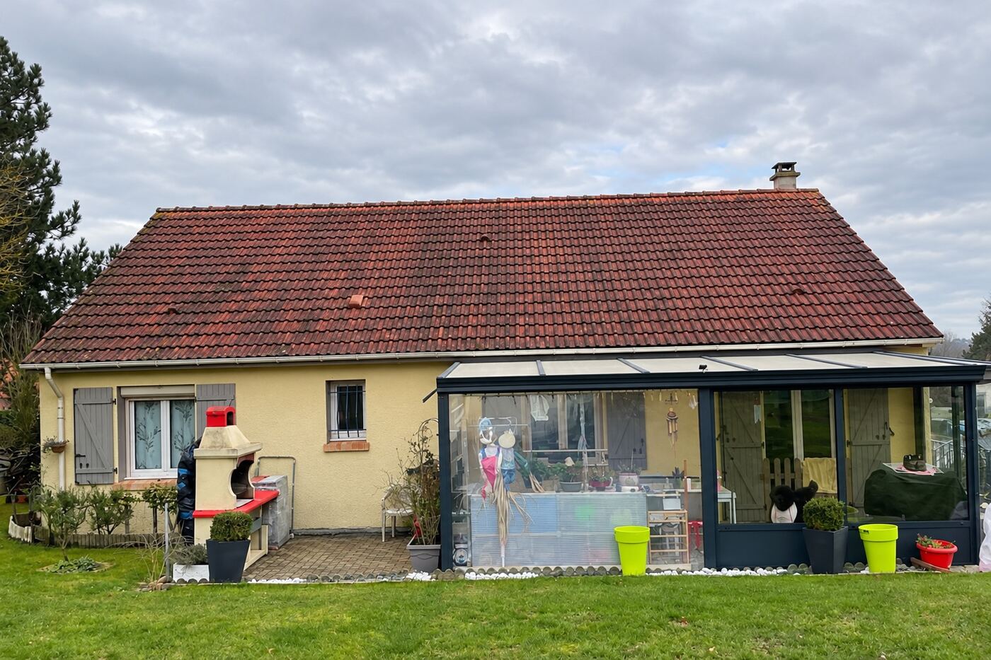 Avant traitement : maison avec véranda : passage à une teinte ardoise